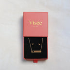 Coffret cadeau avec un collier personnalisé doré Douceur et les boucles d'oreille Doux en acier inoxydable doré.