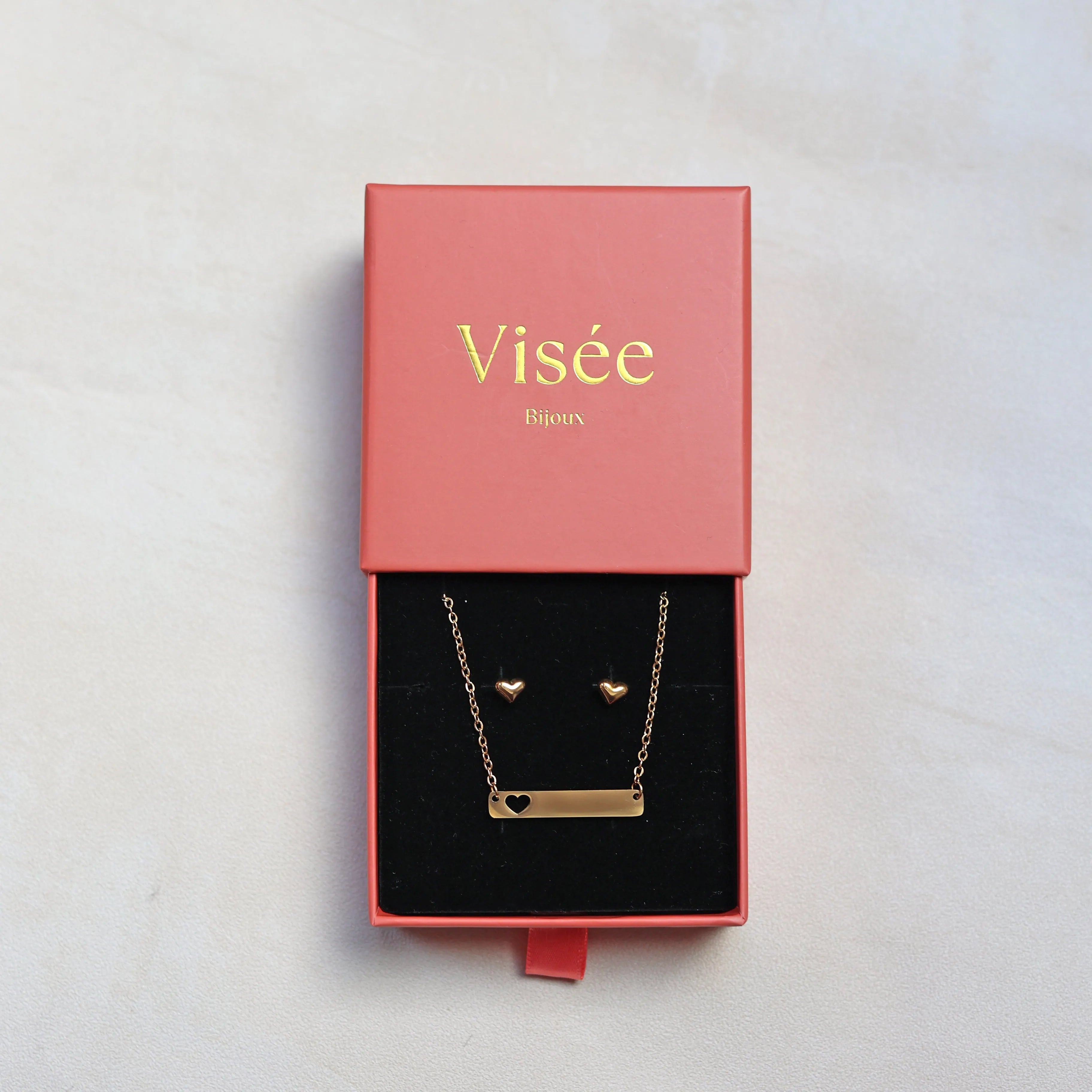 Coffret cadeau avec un collier personnalisé doré Douceur et les boucles d'oreille Doux en acier inoxydable doré.