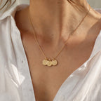 Collier Inspiration en acier doré, 3 médaillons personnalisables gravés avec les initiales A j et L, porté sur chemise blanche