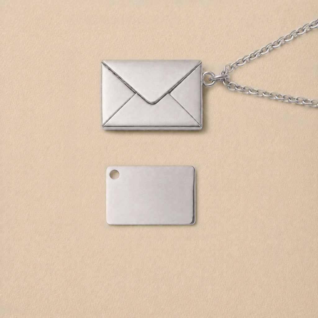 Collier enveloppe lettre gravée personnalisée — Nid Secret Visée Bijoux