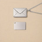Collier enveloppe lettre gravée personnalisée — Nid Secret Visée Bijoux