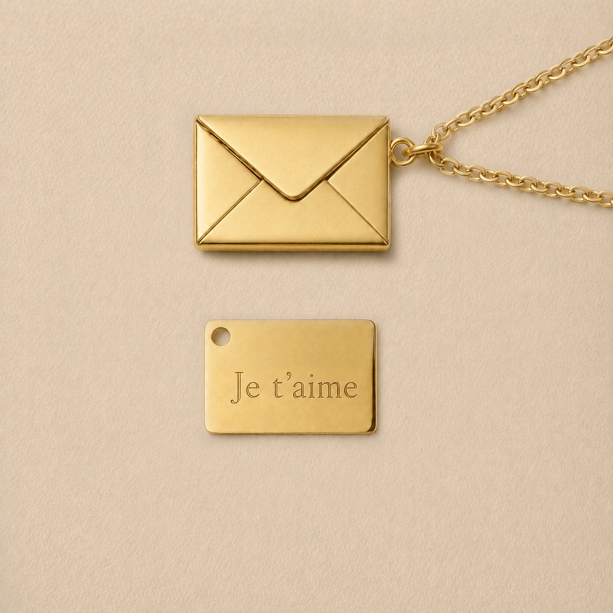 Collier enveloppe lettre gravée personnalisée — Nid Secret Visée Bijoux