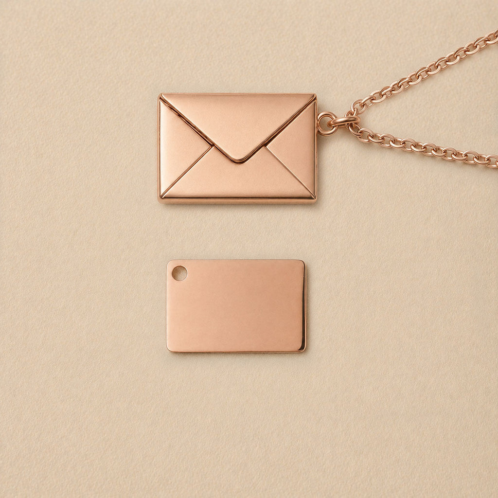 Collier enveloppe lettre gravée personnalisée — Nid Secret Visée Bijoux