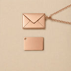 Collier enveloppe lettre gravée personnalisée — Nid Secret Visée Bijoux