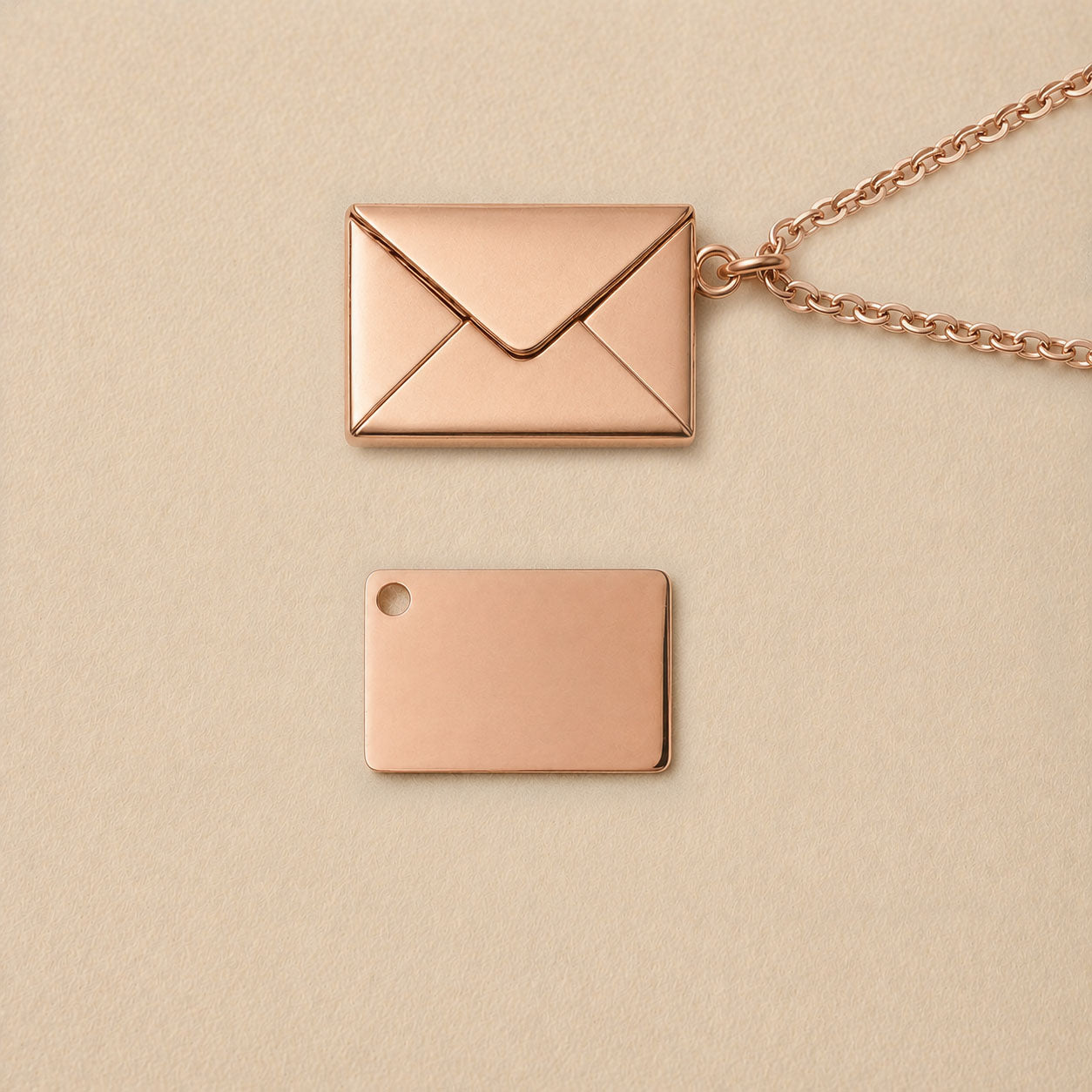Collier enveloppe lettre gravée personnalisée — Nid Secret Visée Bijoux