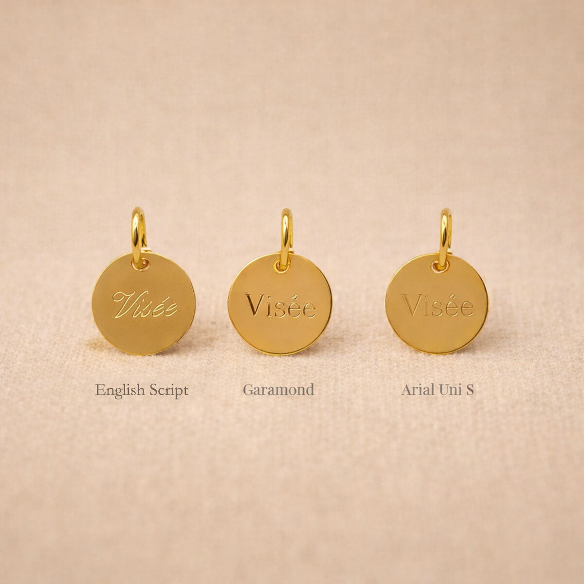 Comparatif des gravures Visée sur médaillons dorés: English Script, Garamond, Arial Uni S sur fond tissu écru