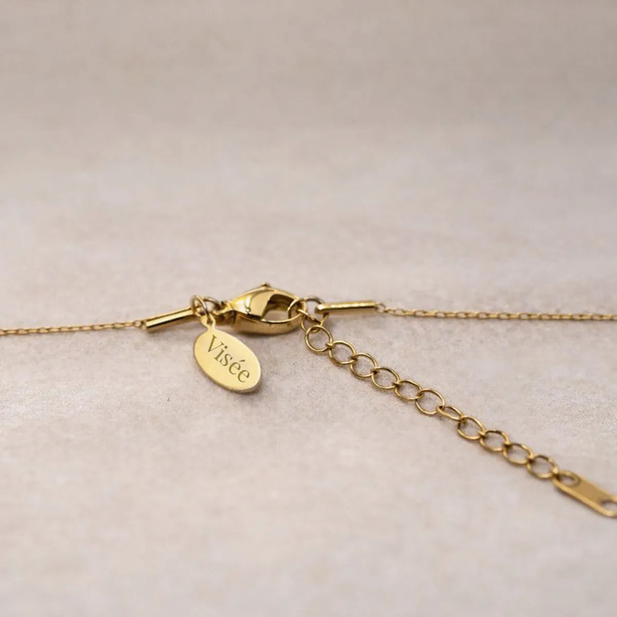 Fermoir collier doré avec chaînette d’extension et plaque visée