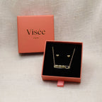 Offre Duo coffret cadeau en acier inoxdyable doré : Boucles d'oreilles Tendre discrétion et collier Touchante, présentés dans la boite Visée Bijoux