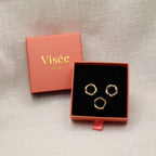 Offre Duo coffret en acier inoxdyable doré : Boucles d'oreilles Source et bague Mon tout, présenté dans la boite Visée Bijoux