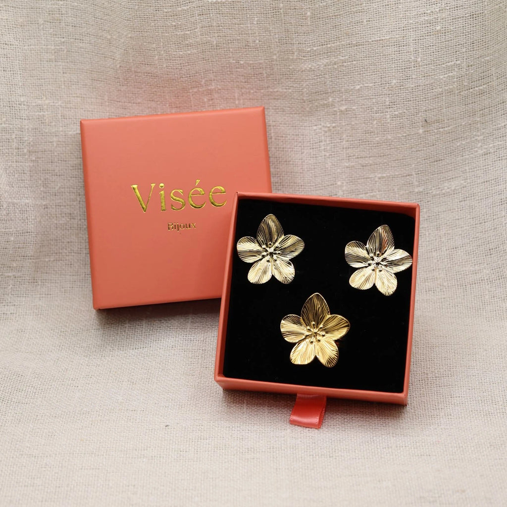 Offre Duo coffret en acier inoxdyable doré : Boucles d'oreilles Fleur de peau et bague Je m'écoute, présentées dans la boite Visée Bijoux