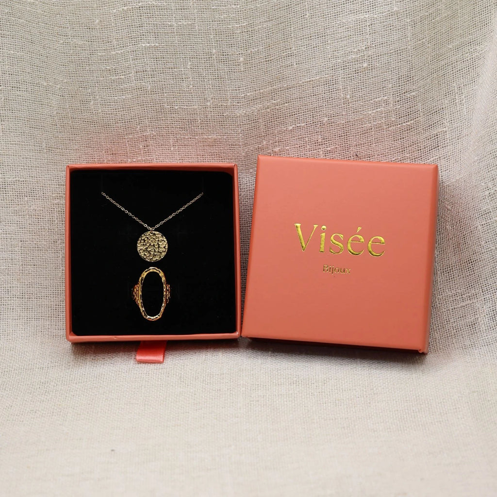 Coffret Visée bijoux - Bague martelée ovale Maintenant et collier médaillon martelé Renaissance assortis dans la boite signature. 
