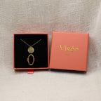 Coffret Visée bijoux - Bague martelée ovale Maintenant et collier médaillon martelé Renaissance assortis dans la boite signature. 