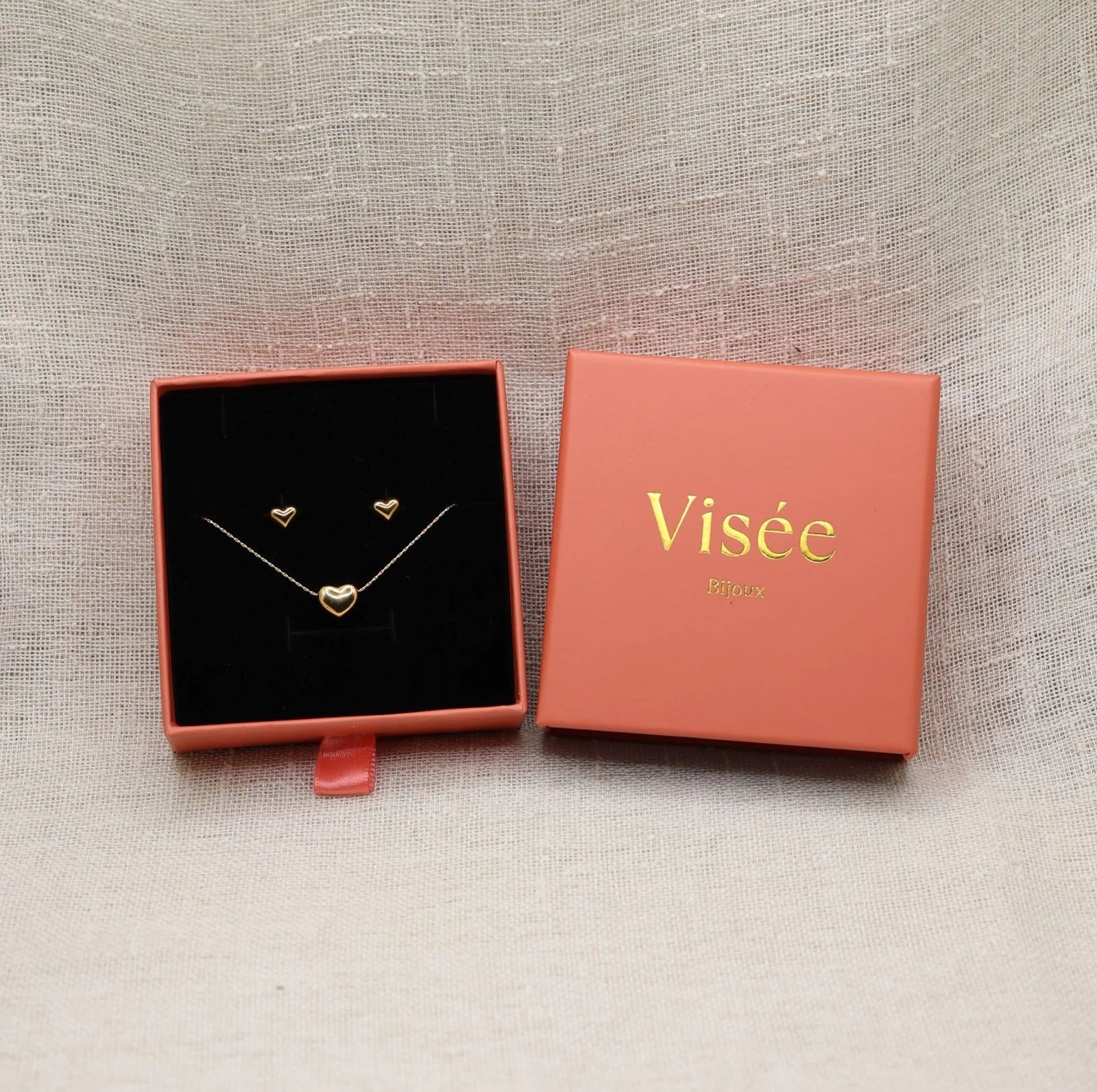 Coffret Visée bijoux - collier coeur et boucles d'oreilles assortis dans la boite signature. 
