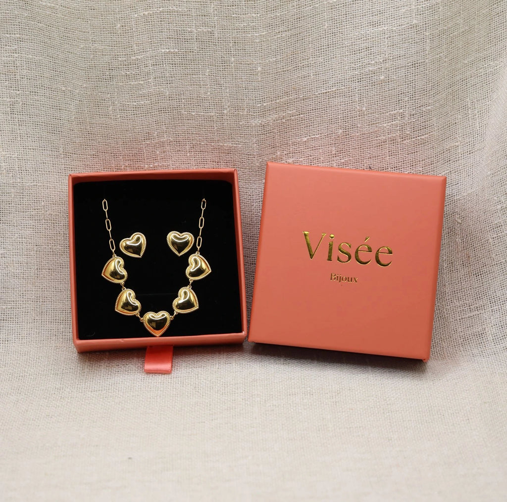 Coffret Visée bijoux - collier coeurs et boucles d'oreilles coeurs assortis dans la boite signature. 