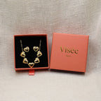 Coffret Visée bijoux - collier coeurs et boucles d'oreilles coeurs assortis dans la boite signature. 