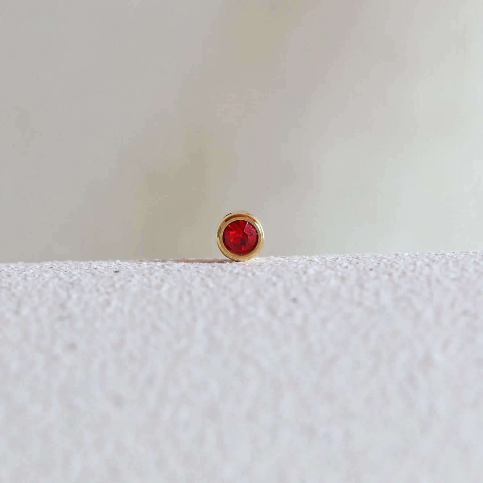 Pierre de naissance rouge en acier inoxydable doré, option de personnalisation du bracelet "Mon Choix" par Visée Bijoux