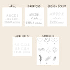Aperçu des polices de gravure disponibles (Arial, Garamond, English script, Arial uni s) et des symboles à graver (coeur, ailes, feuillages, noeuds), sur fond beige texturé.