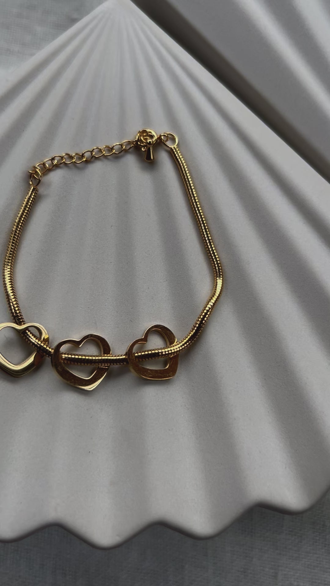 Bracelet breloques cœur doré LUDI en acier inoxydable, réglable et hypoallergénique