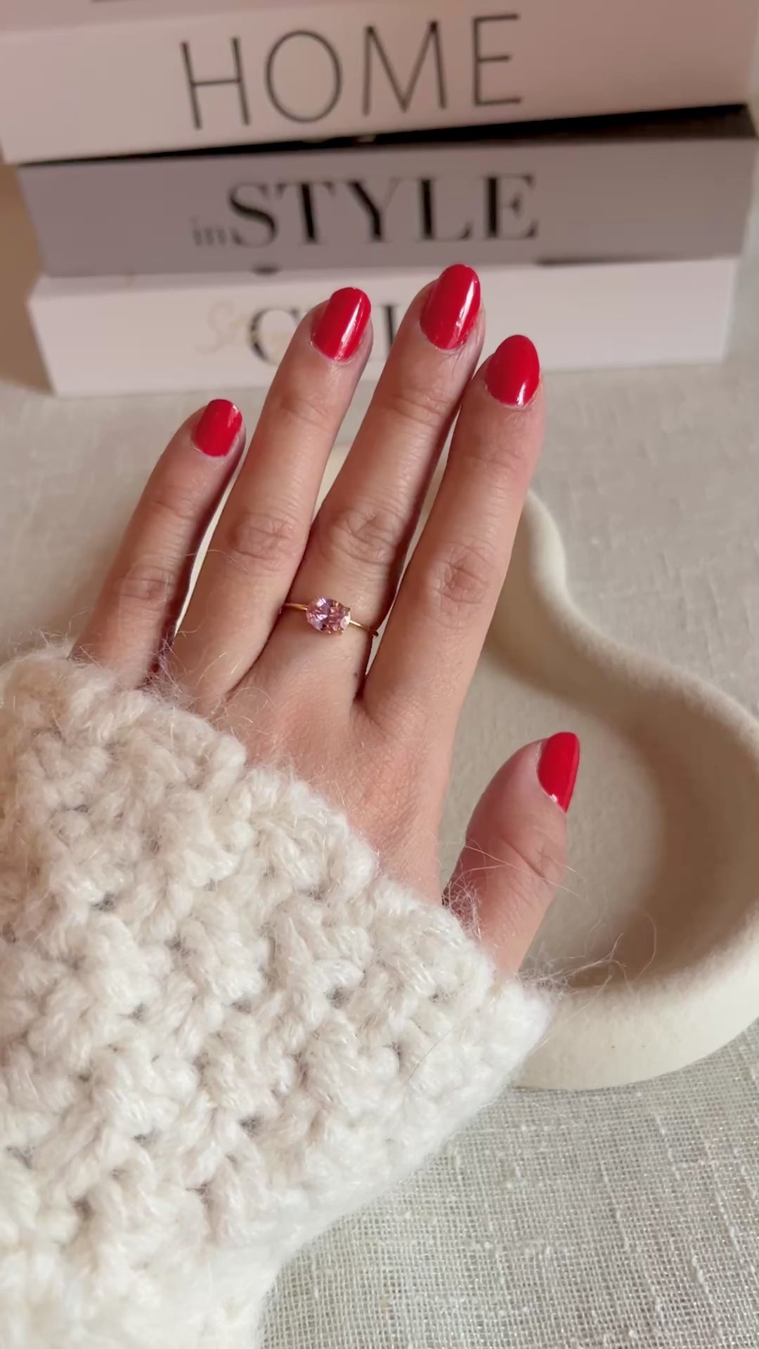 Bague PIA en acier inoxydable avec pierre de couleur de 8 mm, réglable et disponible en finition dorée, parfaite pour un style élégant et personnalisé.