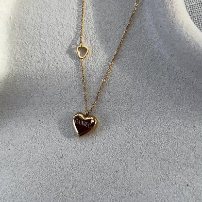 Vidéo collier "Ma vie" en acier doré, avec pendentif cœur personnalisable et petit cœur sur la chaîne, posé sur fond beige. 