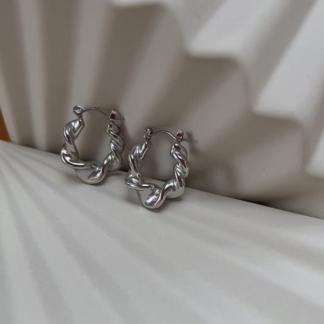 Vidéo des boucles d’oreilles Elégante, créoles argentées ondulées en acier inoxydable.