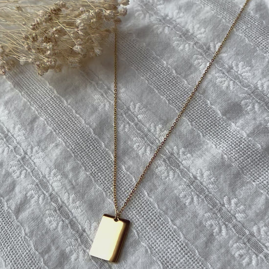 Vidéo du collier "Je me souviens, en acier inoxydable, avec médaille rectangulaire à graver.