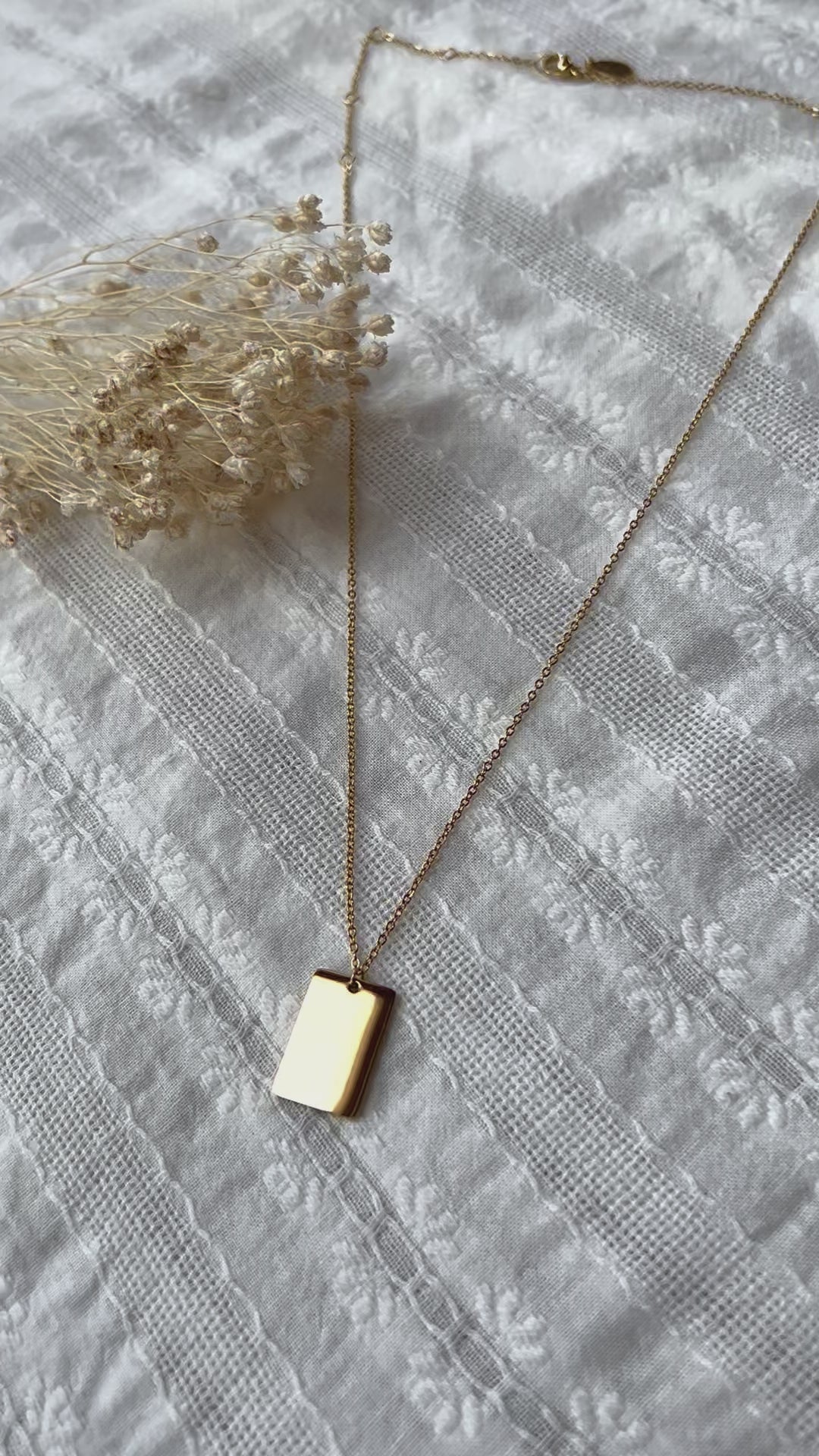 Vidéo du collier "Je me souviens, en acier inoxydable, avec médaille rectangulaire à graver.