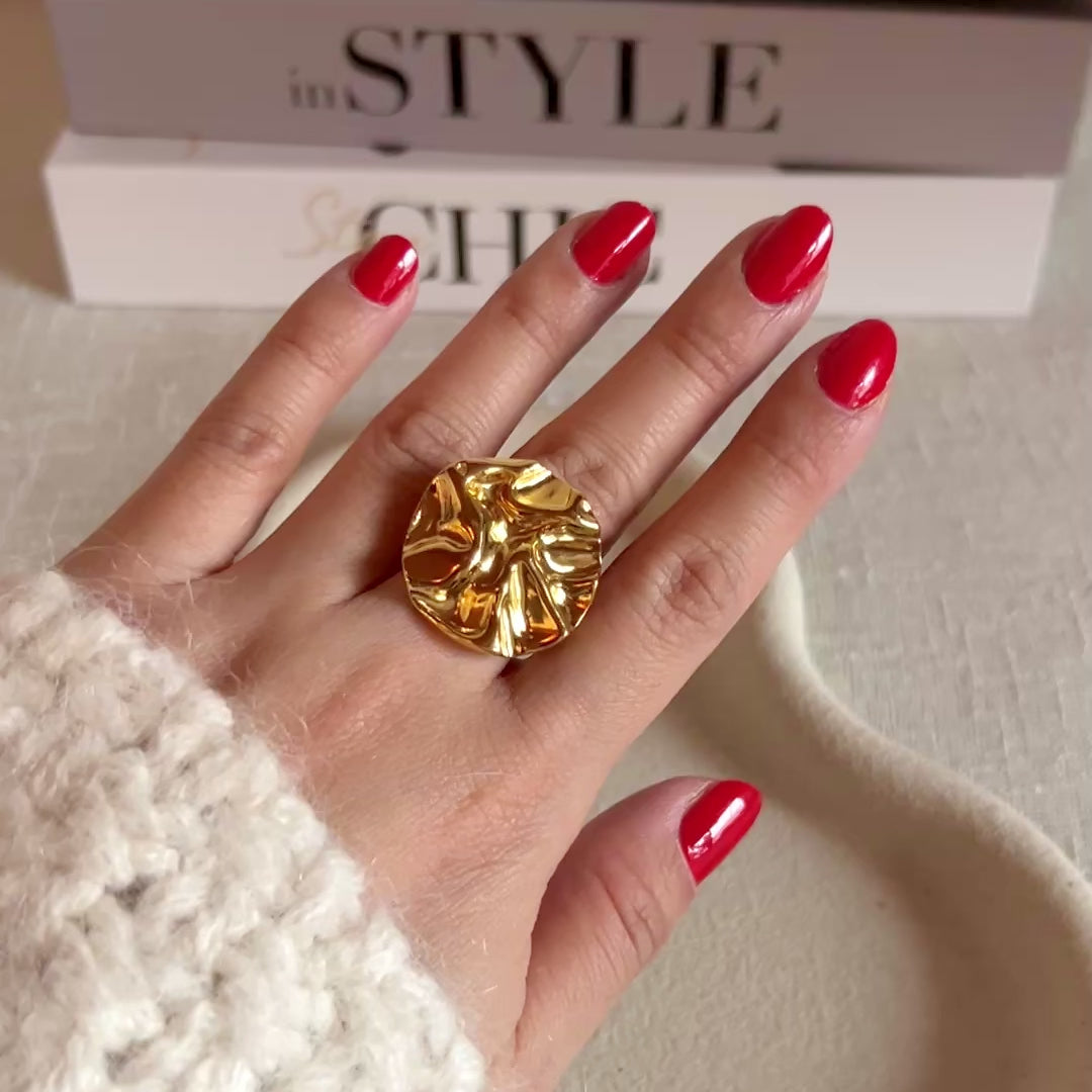 Vidéo de la bague "Je me dévoile" réglable en acier inoxydable doré à motif sculpté, portée autour du doigt