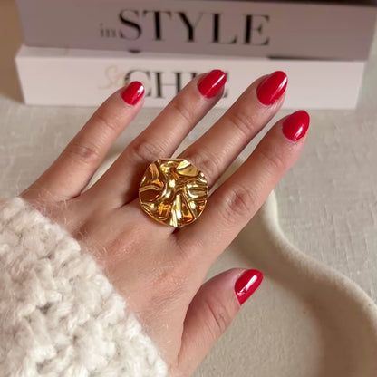 Vidéo de la bague "Je me dévoile" réglable en acier inoxydable doré à motif sculpté, portée autour du doigt