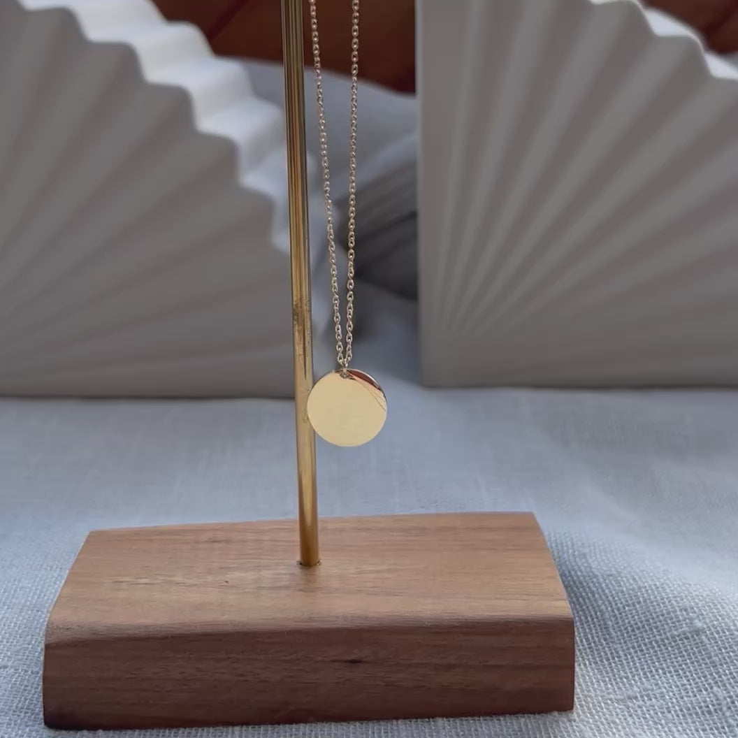 Vidéo du collier "Reflet" avec médaille ronde personnalisé en acier inoxydable doré.