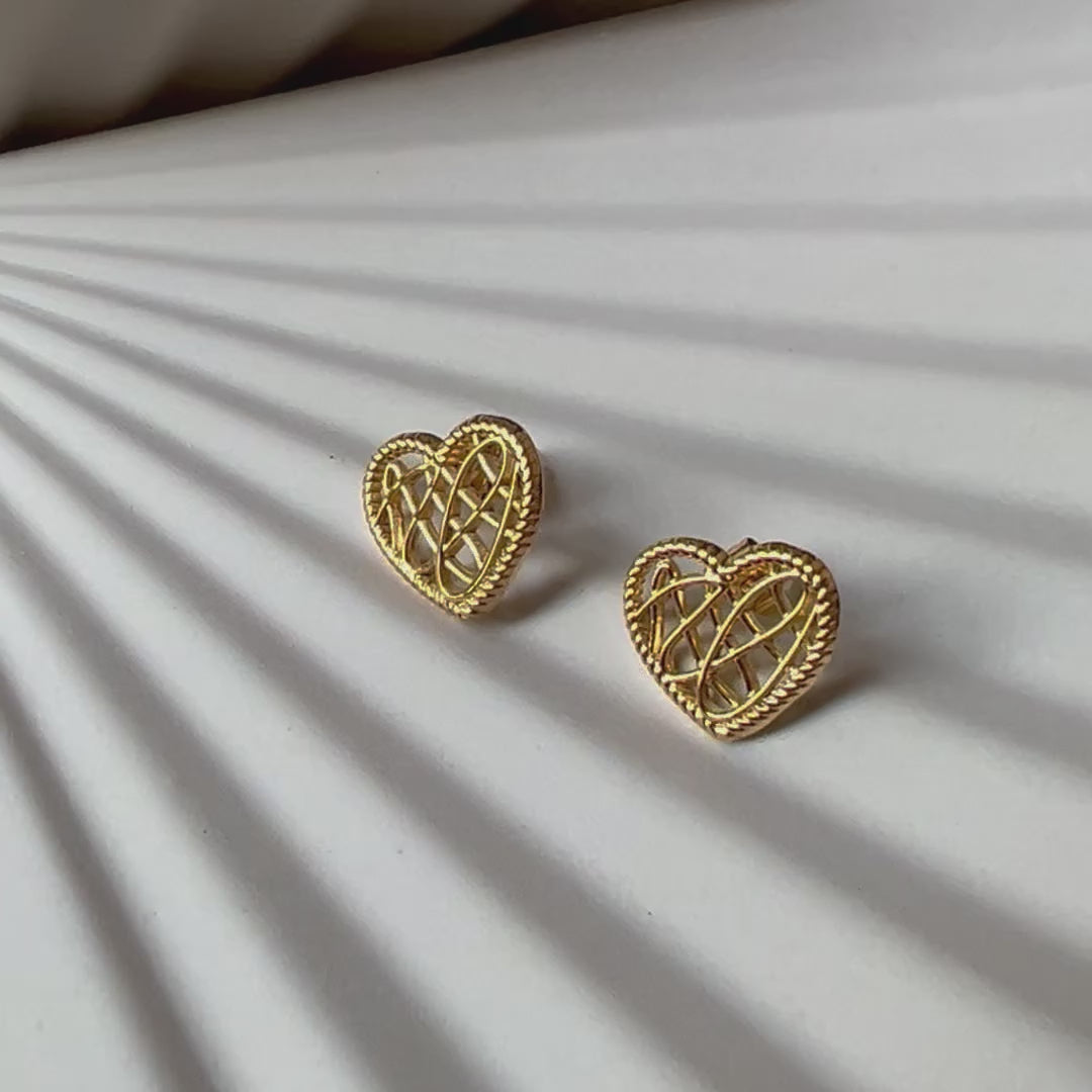 Vidéo des boucles d'oreilles Etreinte en acier doré, cœurs tressés.