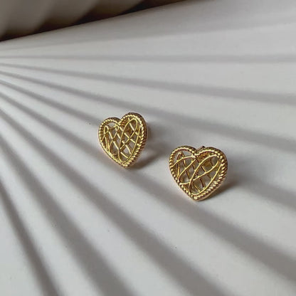 Vidéo des boucles d'oreilles Etreinte en acier doré, cœurs tressés.