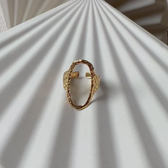 Vidéo de la bague Maintenant en acier inoxydable doré, forme ovale martelée, réglable.