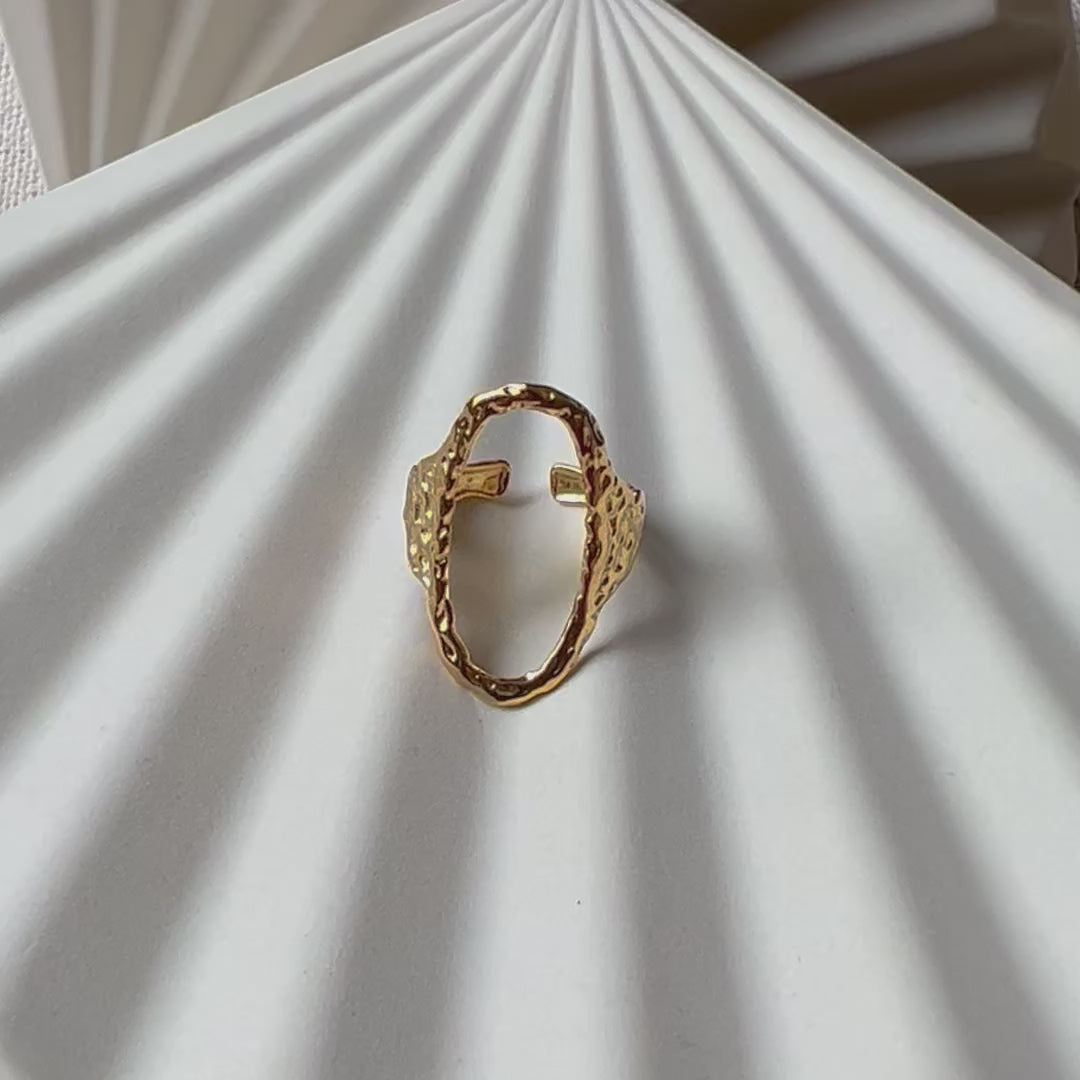 Vidéo de la bague Maintenant en acier inoxydable doré, forme ovale martelée, réglable.