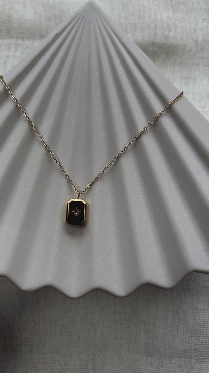 Vidéo du collier "Ma voie" avec pendentif rectangulaire personnalisable en acier doré, sur fond beige texturé.