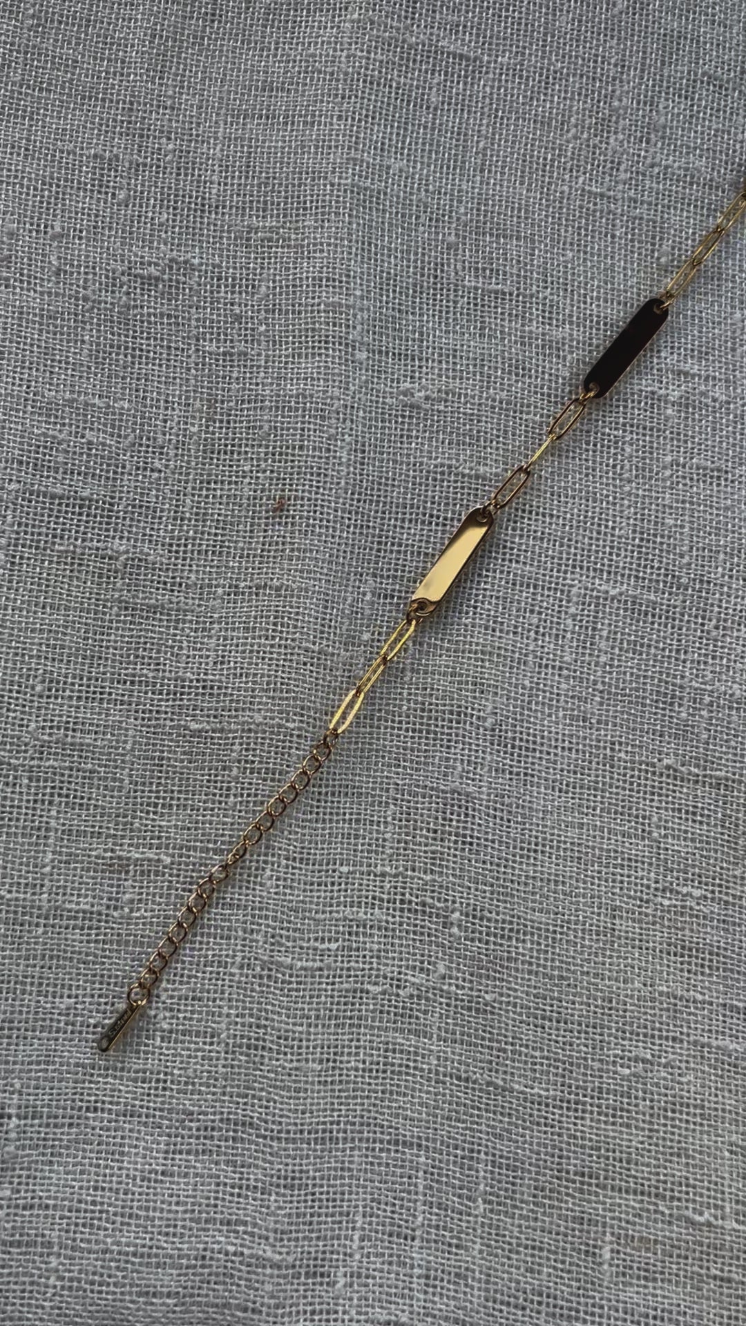 Bracelet personnalisable à plaques en acier inoxydable doré ELZEE, gravure élégante et discrète, bijou cadeau unique