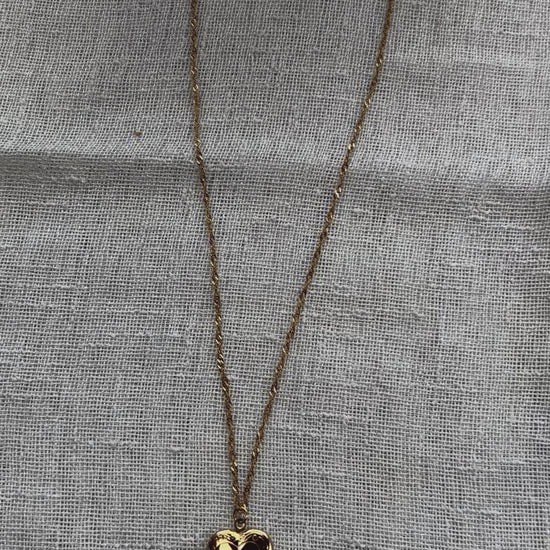 Collier médaillon cœur MANON en acier inoxydable doré, personnalisable pour y insérer des photos souvenirs.