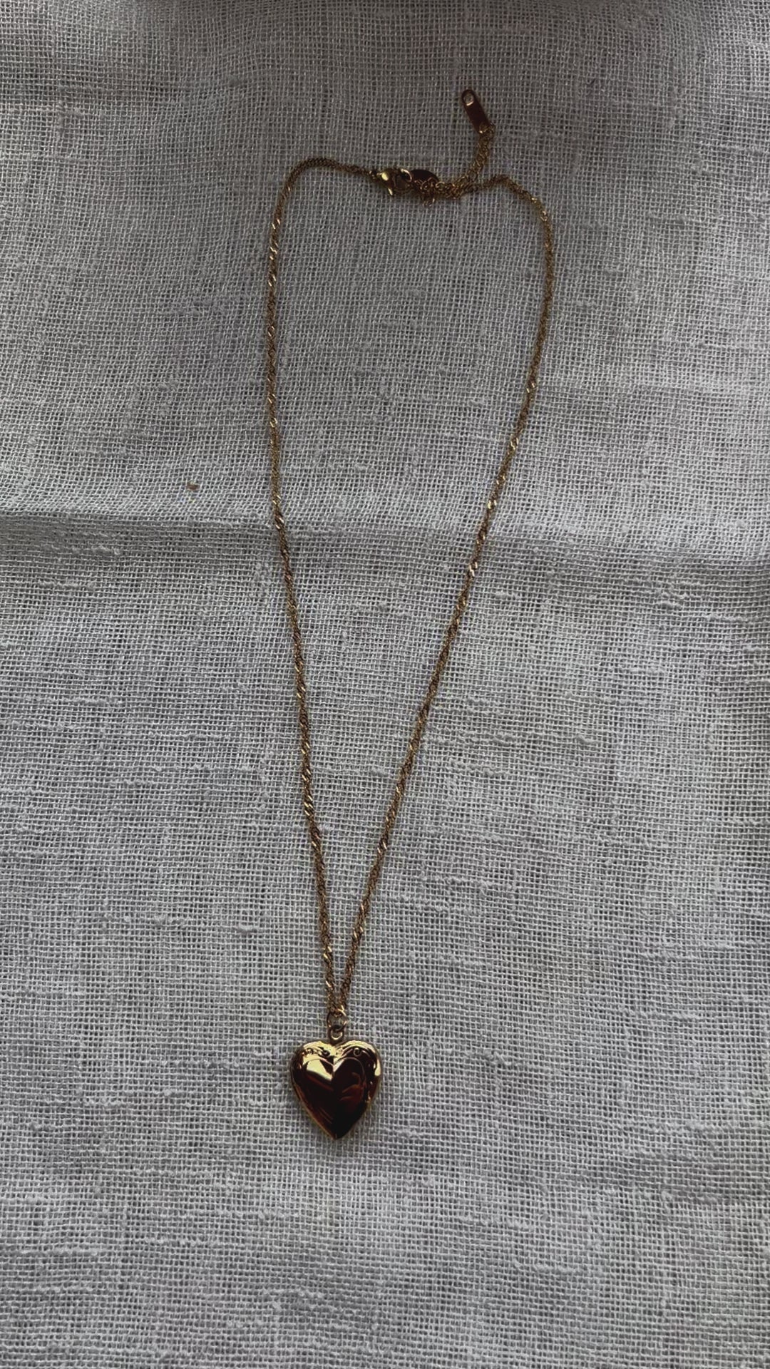 Collier médaillon cœur MANON en acier inoxydable doré, personnalisable pour y insérer des photos souvenirs.