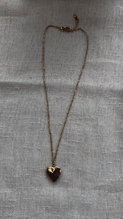Collier médaillon cœur MANON en acier inoxydable doré, personnalisable pour y insérer des photos souvenirs.