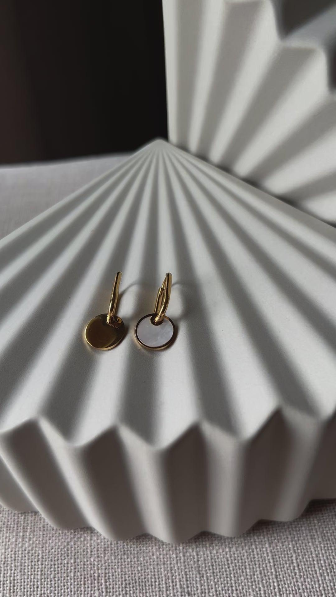 Vidéo des boucles d'oreilles "Solstice", en acier doré, pendentifs cercles personnalisables à effet nacré.