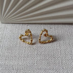 boucles d’oreilles cœur doré texturé en acier inoxydable, au design raffiné, parfaites pour un style moderne et audacieux