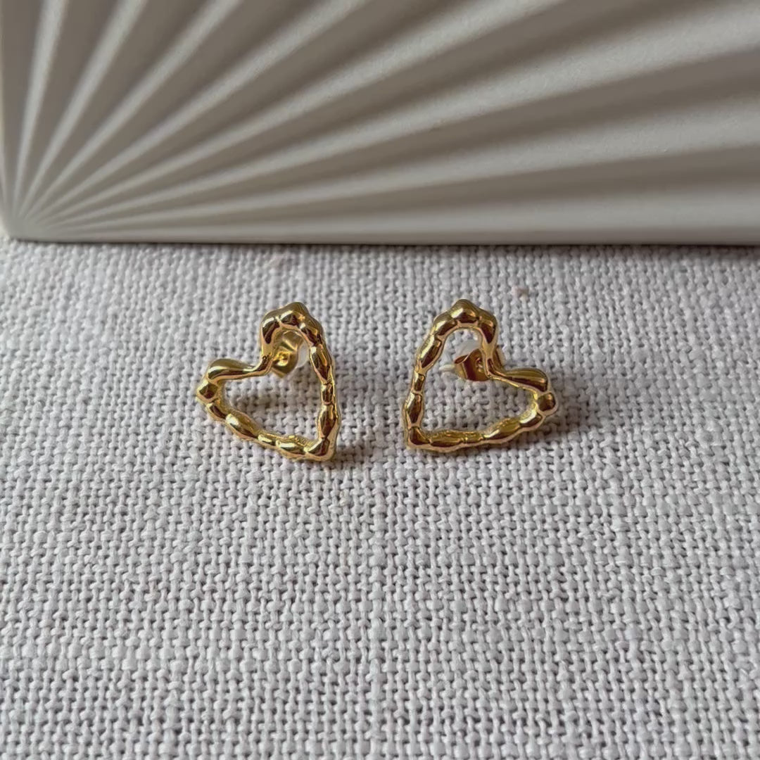 boucles d’oreilles cœur doré texturé en acier inoxydable, au design raffiné, parfaites pour un style moderne et audacieux