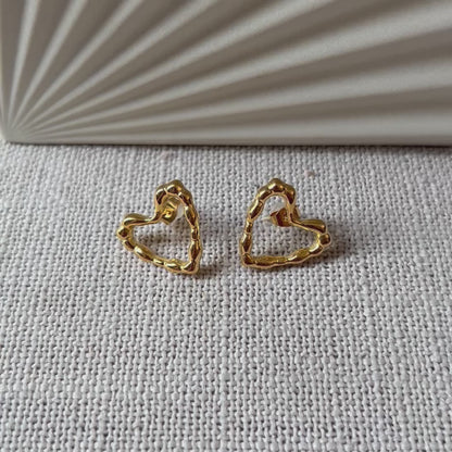 boucles d’oreilles cœur doré texturé en acier inoxydable, au design raffiné, parfaites pour un style moderne et audacieux