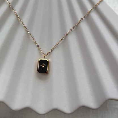 Vidéo du collier "Ma voie" avec pendentif rectangulaire personnalisable en acier doré, sur fond beige texturé.