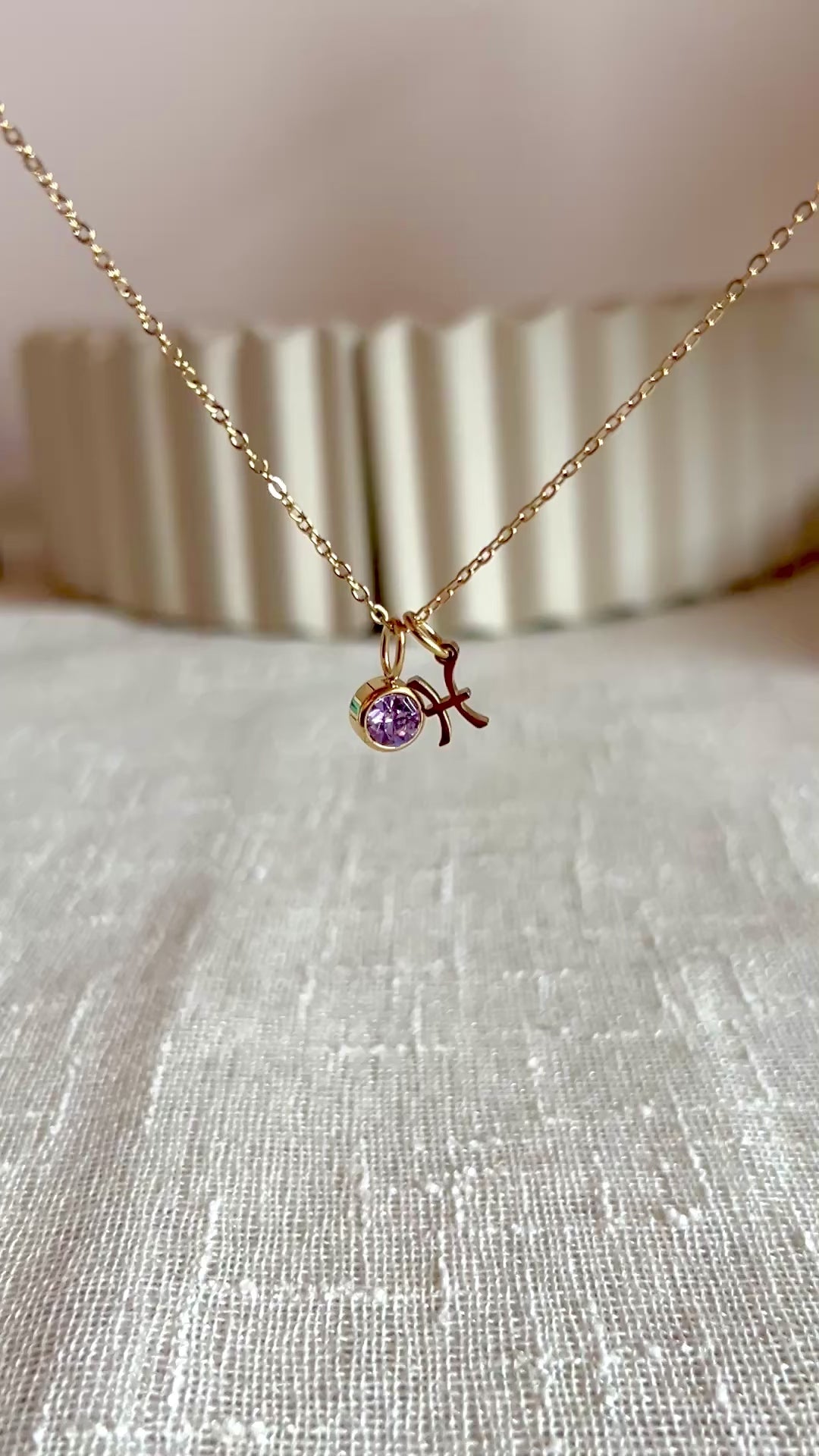 Vidéo du collier "Mon identité" en acier doré, avec signe astrologique et pierre de couleur.