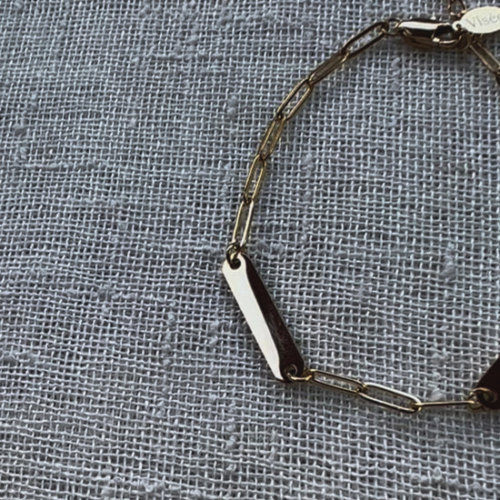 Bracelet personnalisable à plaques en acier inoxydable doré ELZEE, gravure élégante et discrète, bijou cadeau unique