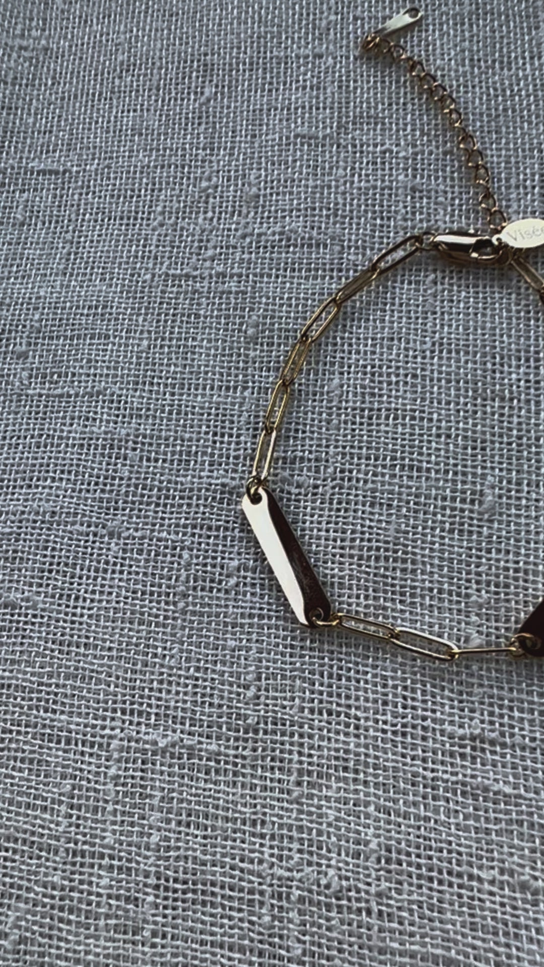 Bracelet personnalisable à plaques en acier inoxydable doré ELZEE, gravure élégante et discrète, bijou cadeau unique