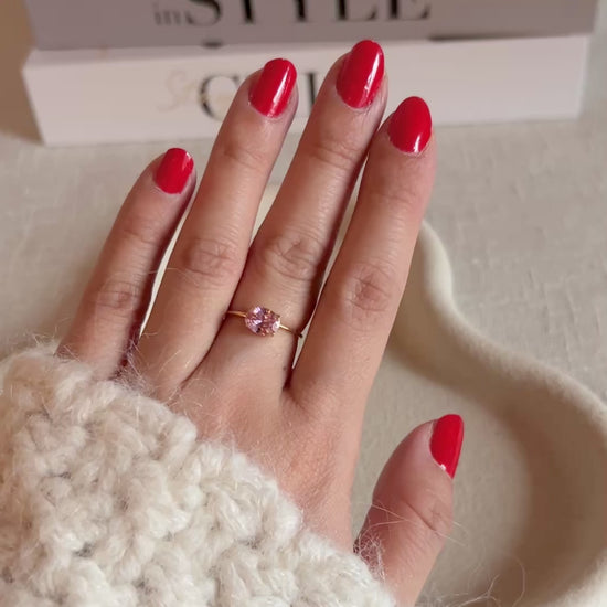 Vidéo de la bague "Mes Facettes" ajustable, en acier doré, ornée d'une pierre rose, portée autour du doigt