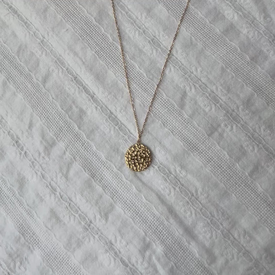 Vidéo du collier Renaissance doré, médaille ronde martelée à graver.