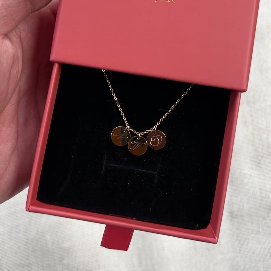 Vidéo du collier "Inspiration" en acier inoxydable doré, composé de trois médaillons personnalisés, présenté dans la boite Visée Bijoux.